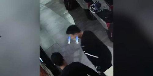 外国吃瓜群众被刀劈视频,“惊悚瞬间！外国吃瓜群众目睹刀劈惊魂事件！”  第3张