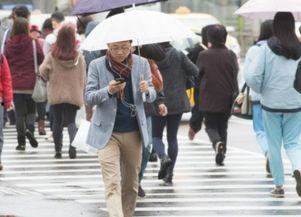 行人吵架路人吃瓜视频播放,路人“吃瓜”见证现场直播  第2张