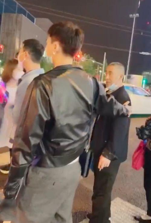 行人吵架路人吃瓜视频播放,路人“吃瓜”见证现场直播  第3张