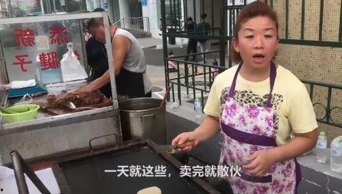 娱乐吃瓜酱摆摊视频,揭秘网红美食背后的故事  第2张