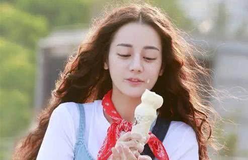 四人闺蜜吃瓜视频素材  第2张