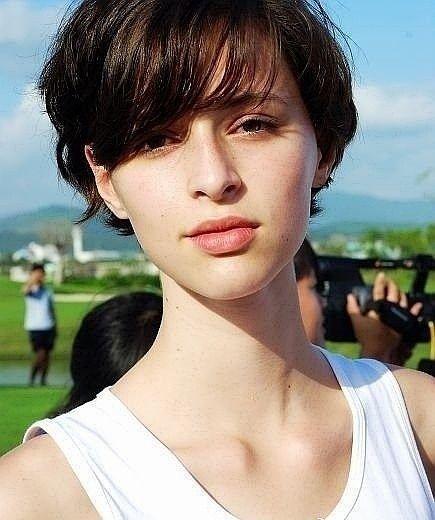 抖音短发卷毛吃瓜视频,带你领略趣味生活瞬间