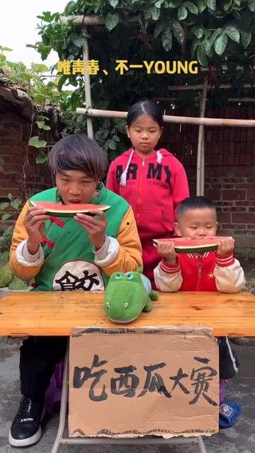 服务员吃瓜搞笑视频,笑料百出引人捧腹  第3张