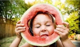 国外吃瓜吐舌视频,揭秘各国“吃瓜吐舌”瞬间  第3张