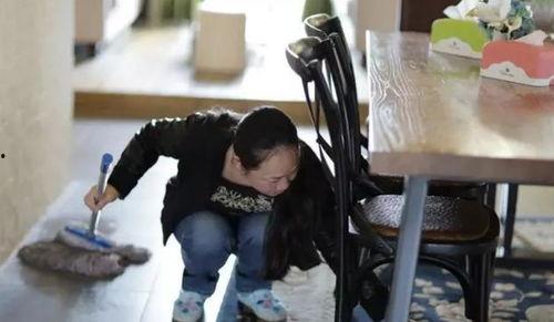 小伙子老阿姨吃瓜视频播放,小伙子与老阿姨的吃瓜视频走红网络  第2张