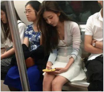 小伙子老阿姨吃瓜视频播放,小伙子与老阿姨的吃瓜视频走红网络  第3张