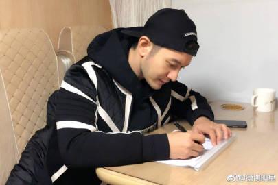 三哥生日吃瓜视频,一场别开生面的吃瓜盛宴  第2张