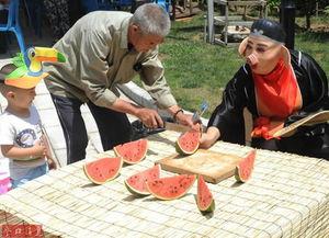 卖瓜小贩吃西瓜视频,真实生活趣味瞬间