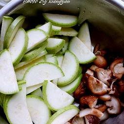 吃美食视频煮角瓜的做法,一招学会煮角瓜，口感鲜嫩，营养满分