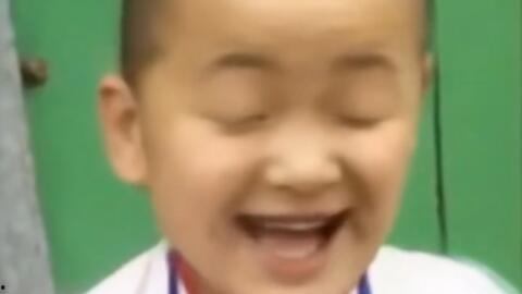 暴躁的小龙哥吃瓜的视频,笑料百出引网友热议  第2张