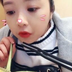 吃瓜很认真的视频怎么拍,轻松拍出热门短视频