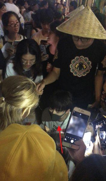 吃瓜被打哭的视频大全,视频大全揭露网络暴力真相  第2张