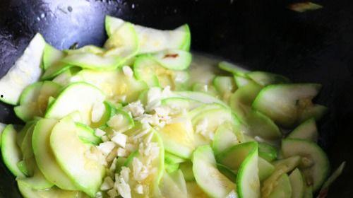 吃西葫芦瓜要削皮吗视频 第3张 吃西葫芦瓜要削皮吗视频 第3张