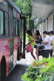 日照吃瓜视频公交车,夏日街头一幕引网友热议  第3张