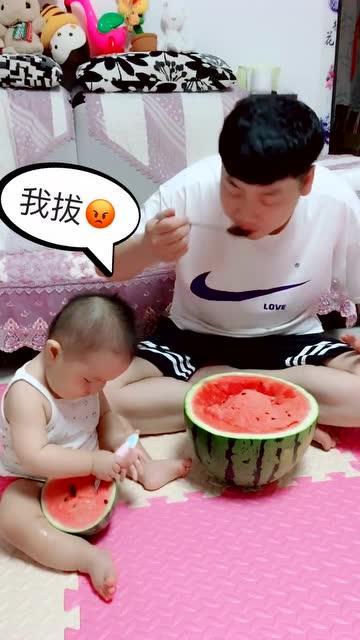儿童吃大瓜视频,萌趣瞬间捕捉