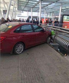 开车女司机吃瓜视频,开车途中展现独特魅力  第2张